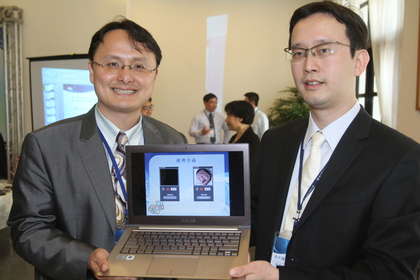 台大醫院雲林分院小兒科醫師陳思達（右）與雲科大共同研發「嬰兒翻譯機」。顏幸如攝